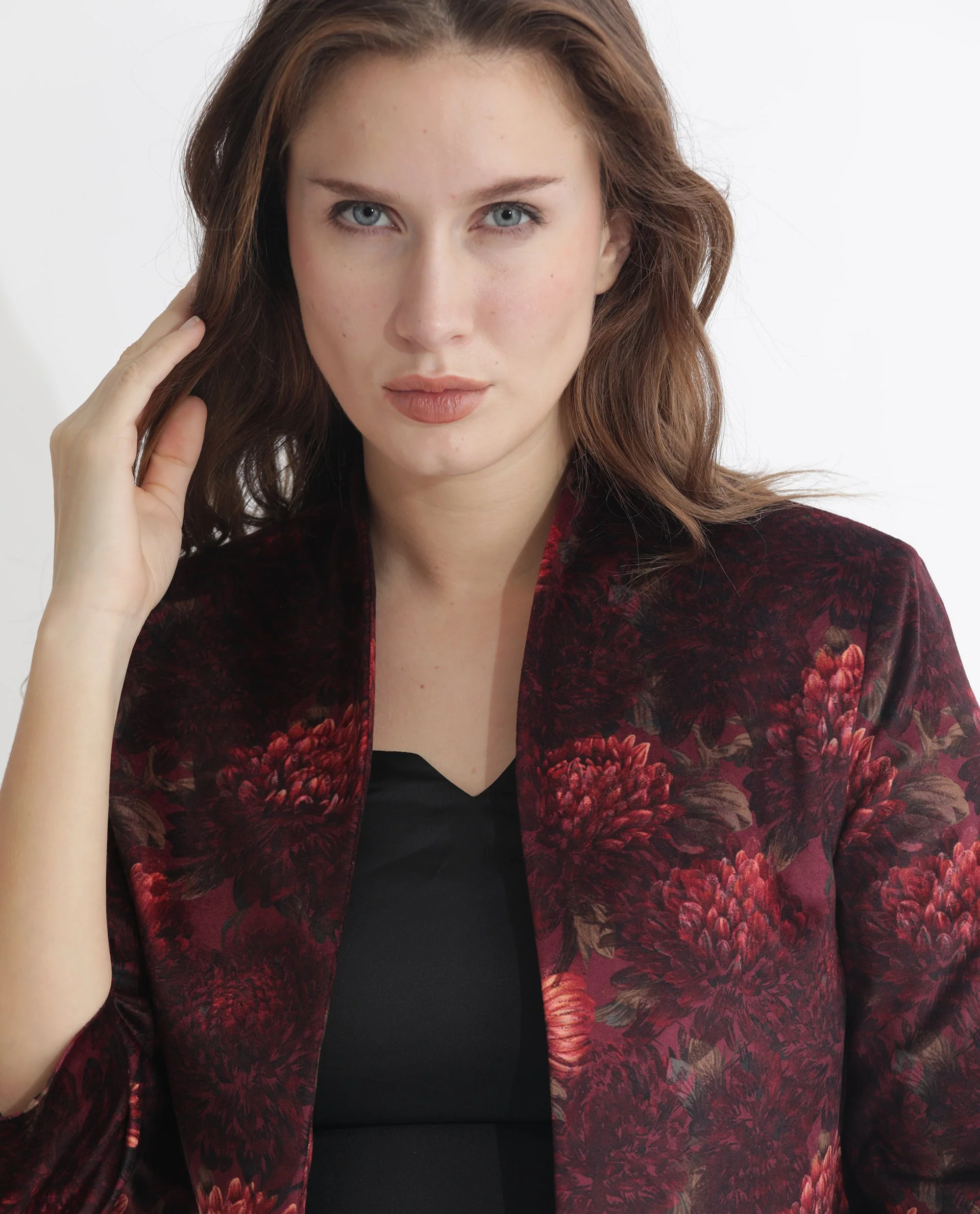 Rareism Women's Arizu Maroon Velvet Collarless Floral Print Regular Fit Shrug - Image 2