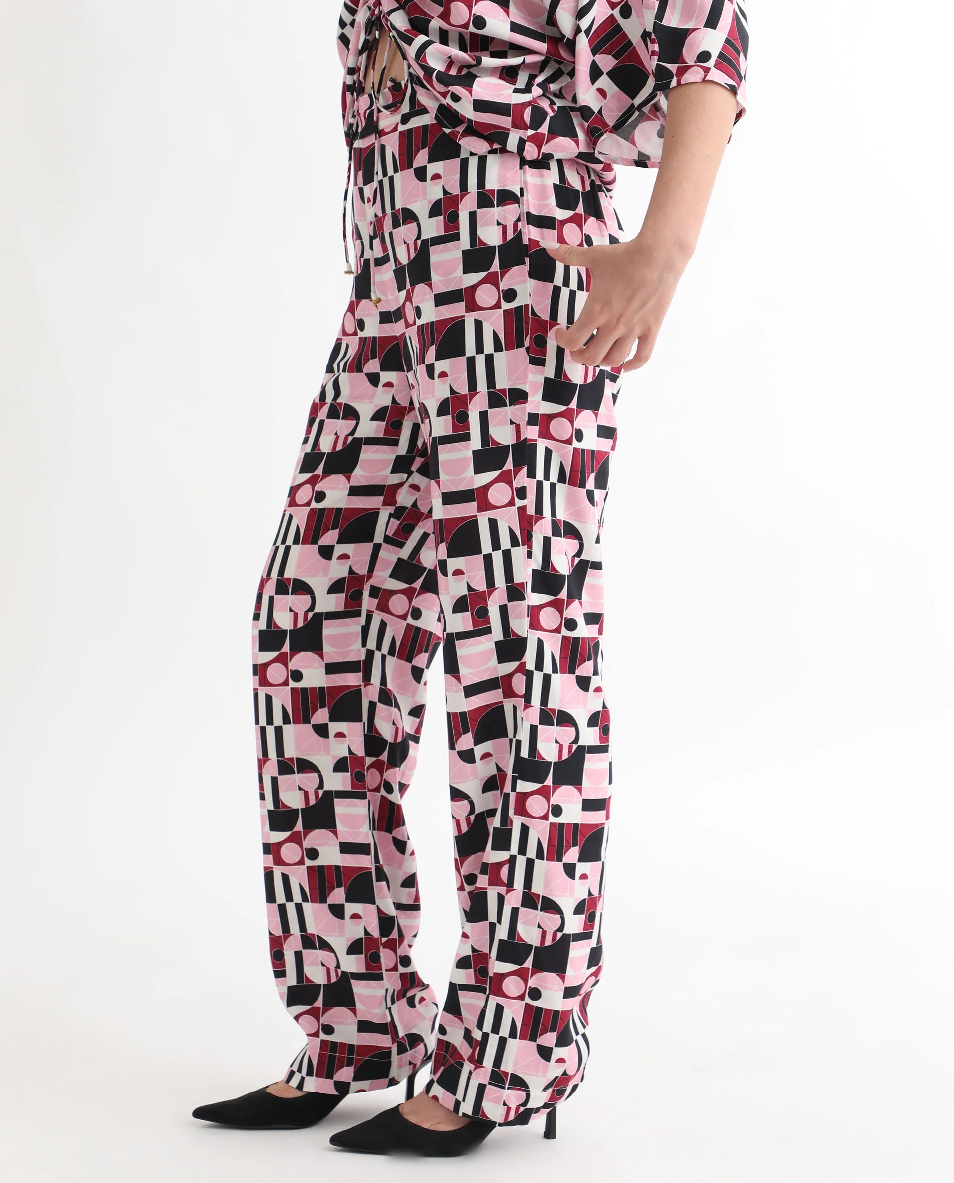 Rareism Women's Cameron Multi Viscose Abstract Print Ankle Length Relaxed Fit Trouser - Image 7