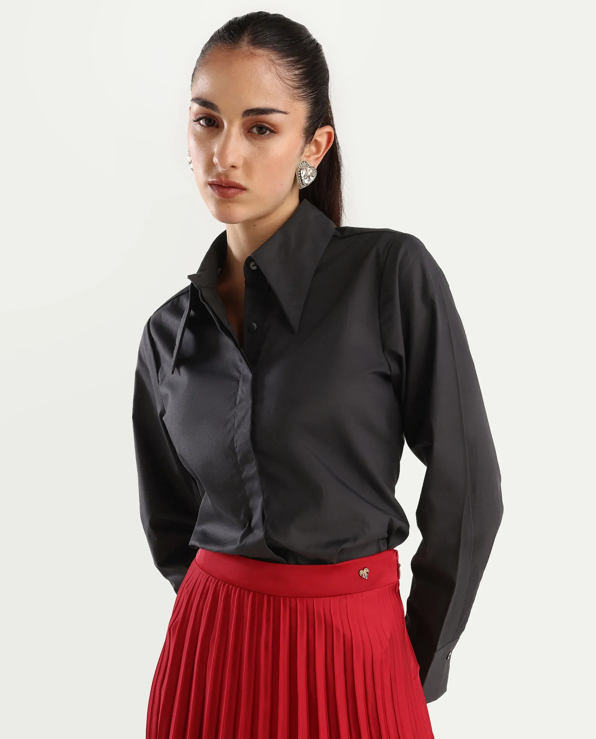 Rareism Women's Ceos Black Cotton Blend Spread Collar Plain Cuffed Sleeve Regular Fit Top
