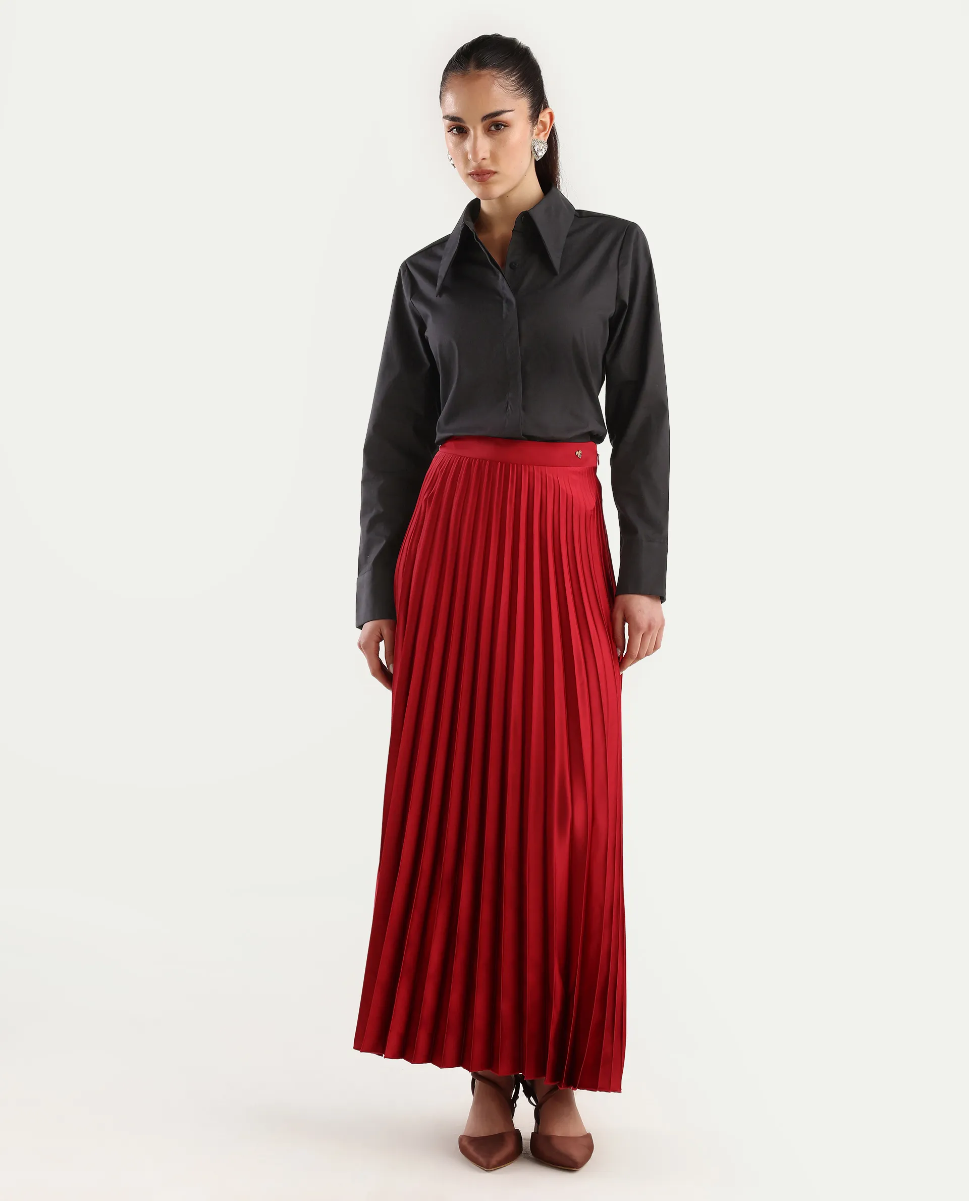Rareism Women's Ceos Black Cotton Blend Spread Collar Plain Cuffed Sleeve Regular Fit Top - Image 2