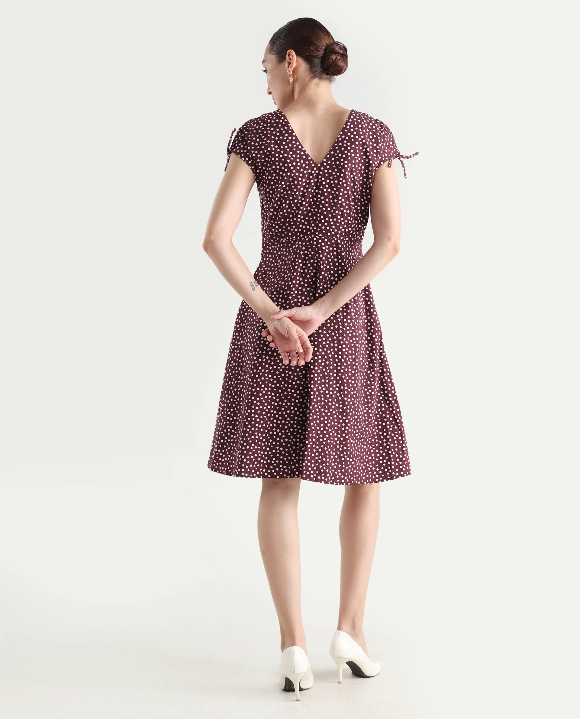 Rareism Women's Clarta Brown V-Neck Polka Print Sleeveless Midi A-Line Dress - Image 8