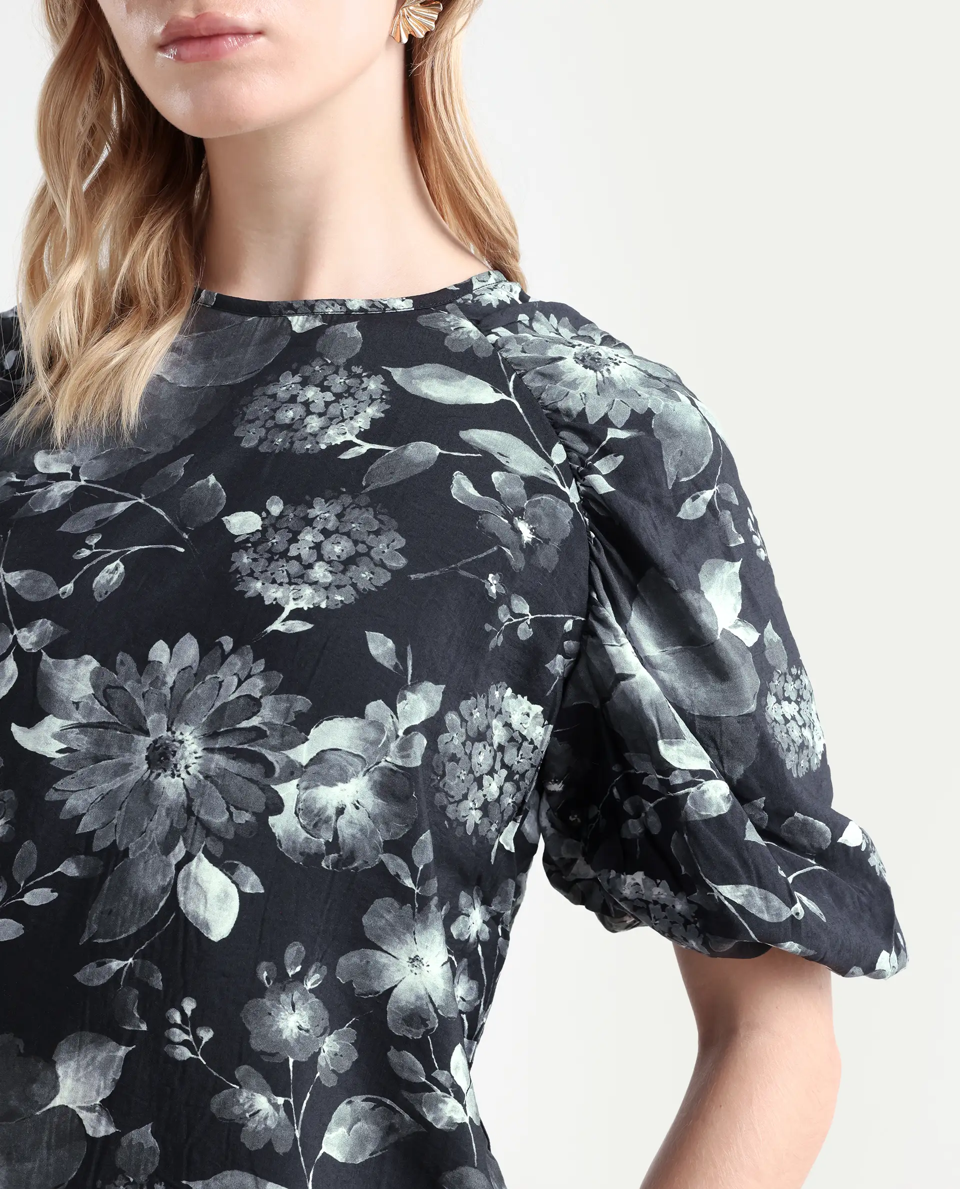 Rareism Women's Esme Black Viscose Crew Neck Floral Print Puff Sleeves Crop Regular Fit Top - Image 4
