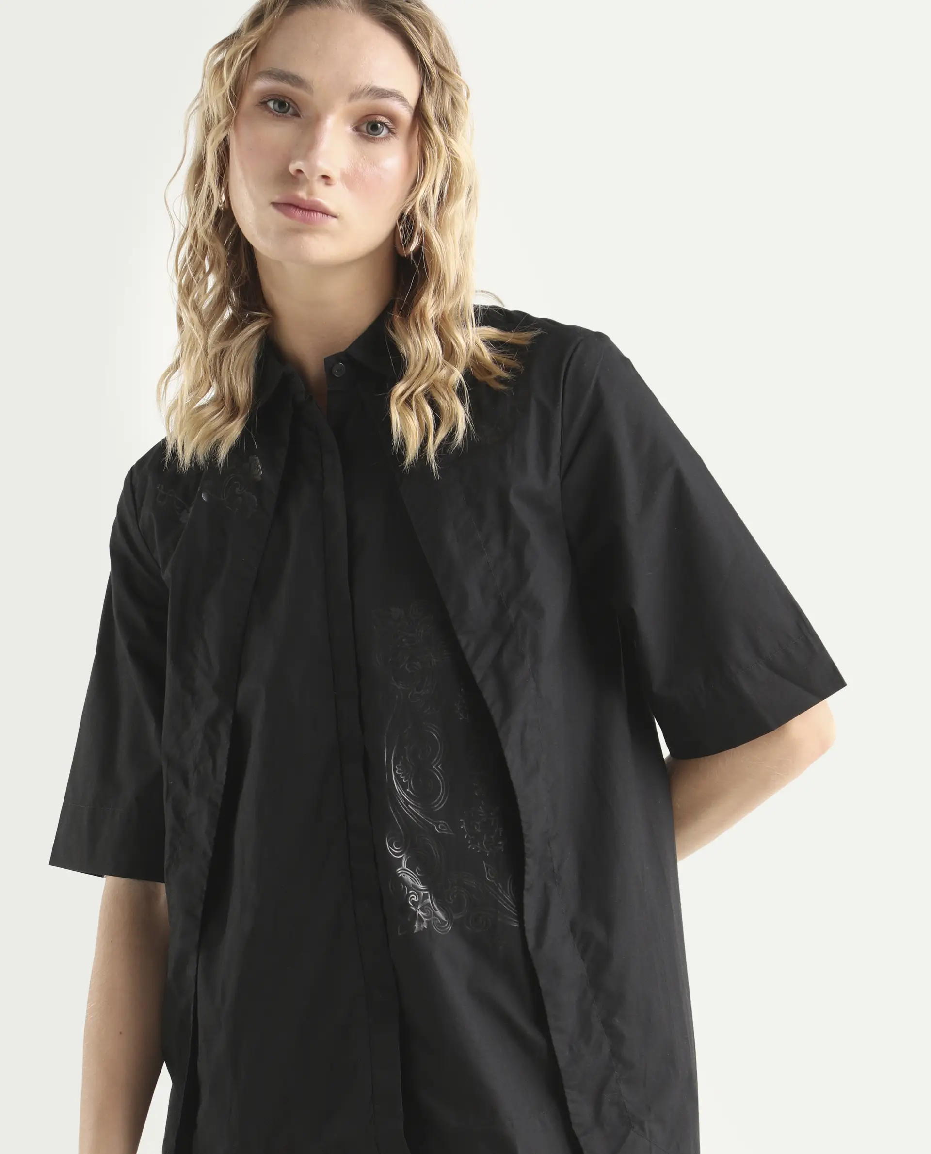 Rareism Women's Flick Black Cotton Spread Collar Plain Regular Fit Top