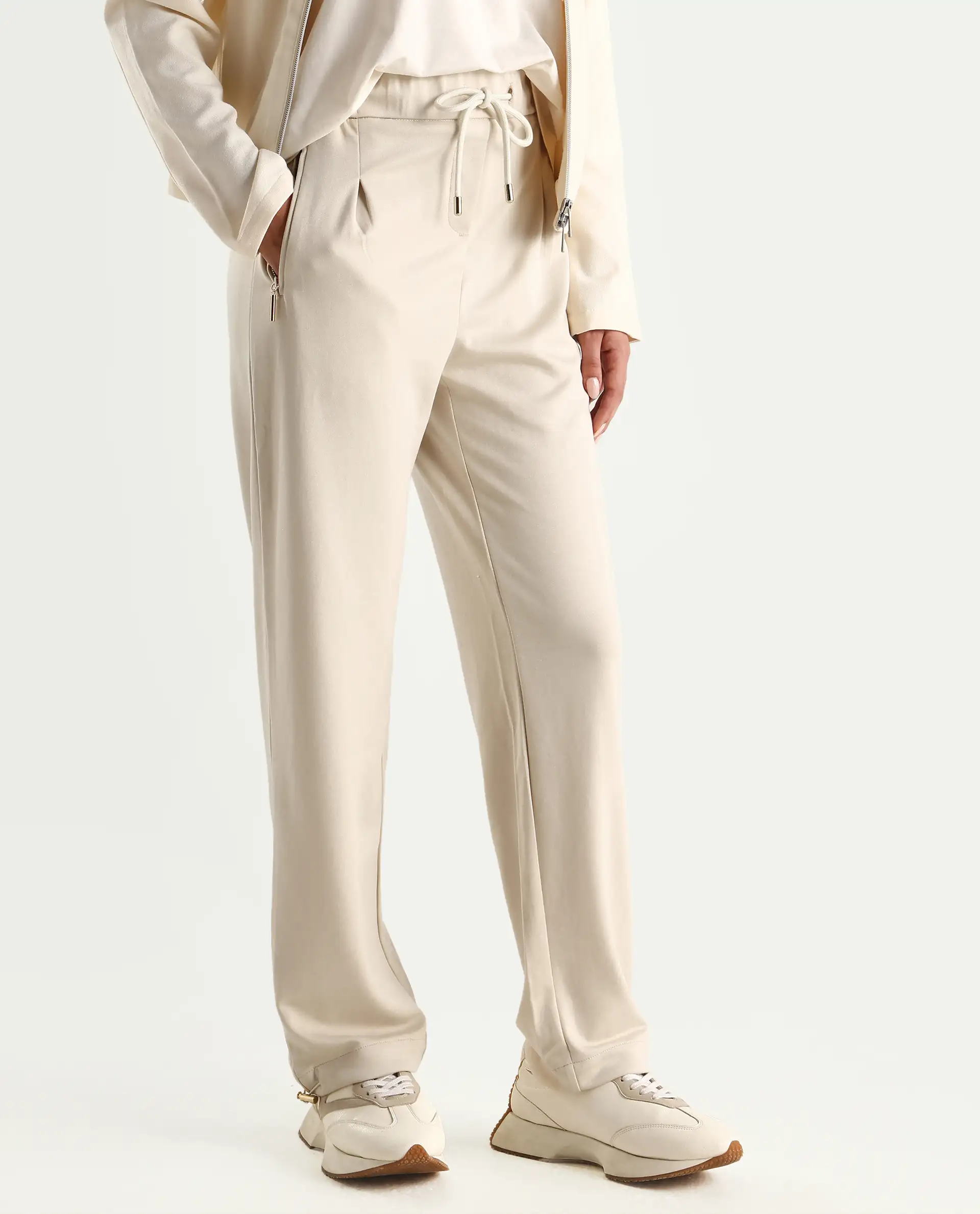 Rareism Women's Gumushane Off White Modal Blend Plain Ankle Length Straight Fit Track Pant - Image 2