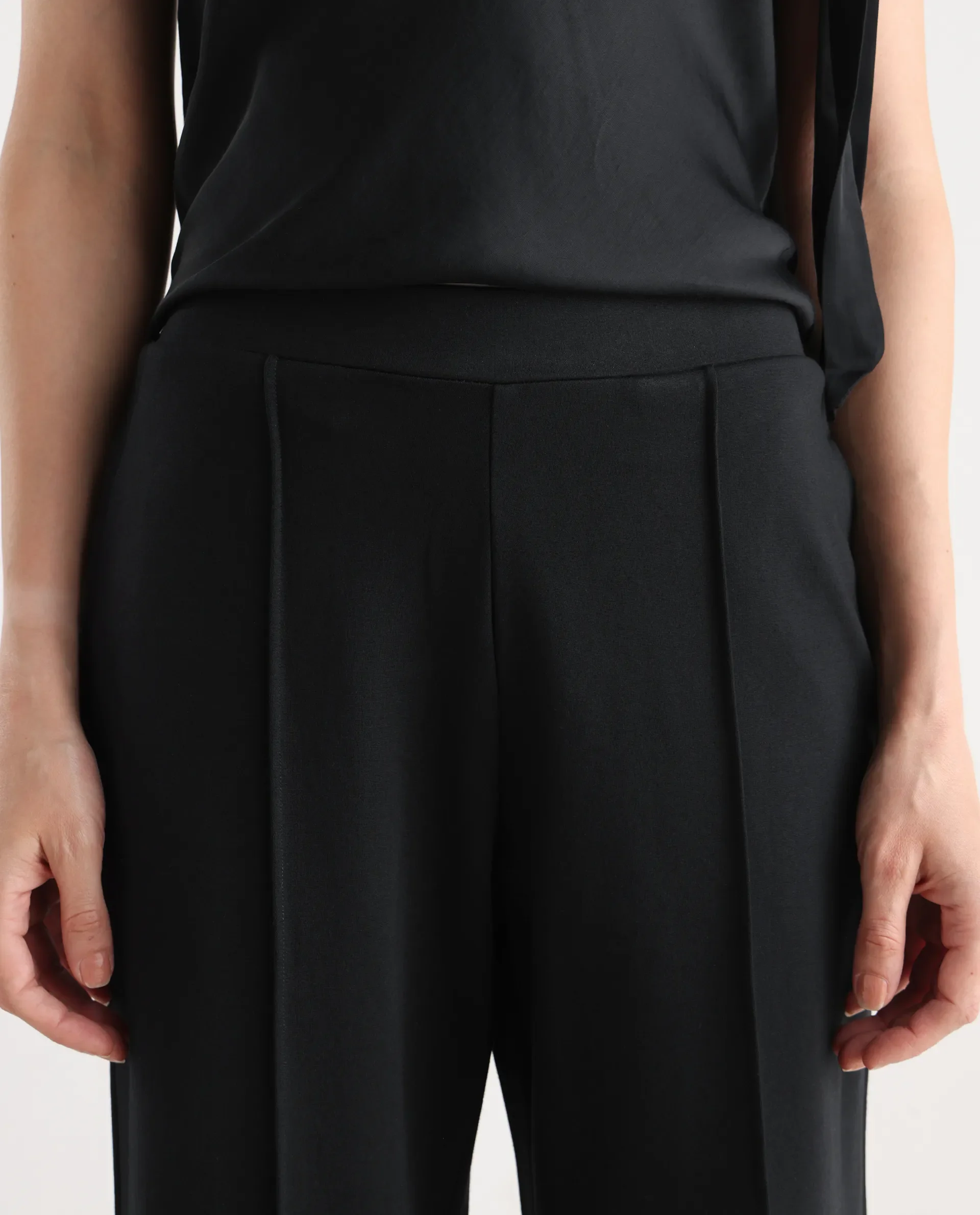 Rareism Women's Jancuri Black Rayon Blend Plain Ankle Length Straight Fit Travel Trouser - Image 5