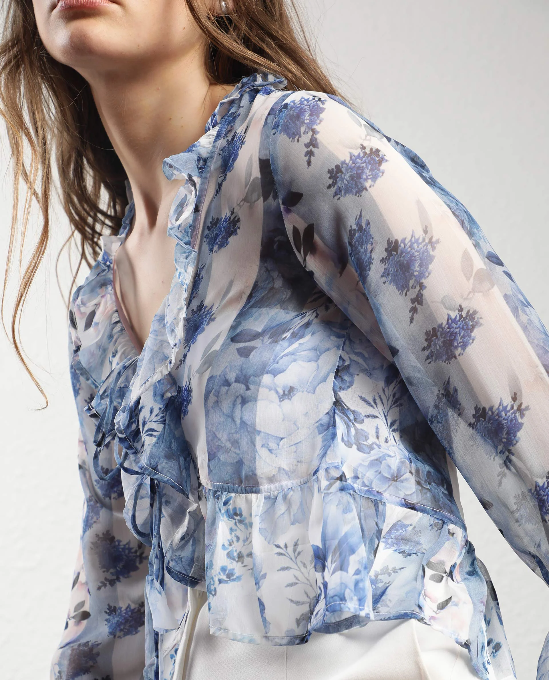 Rareism Women's Julieta Blue Polyester V-Neck Floral Print Bell Sleeve Regular Fit Shrug - Image 7