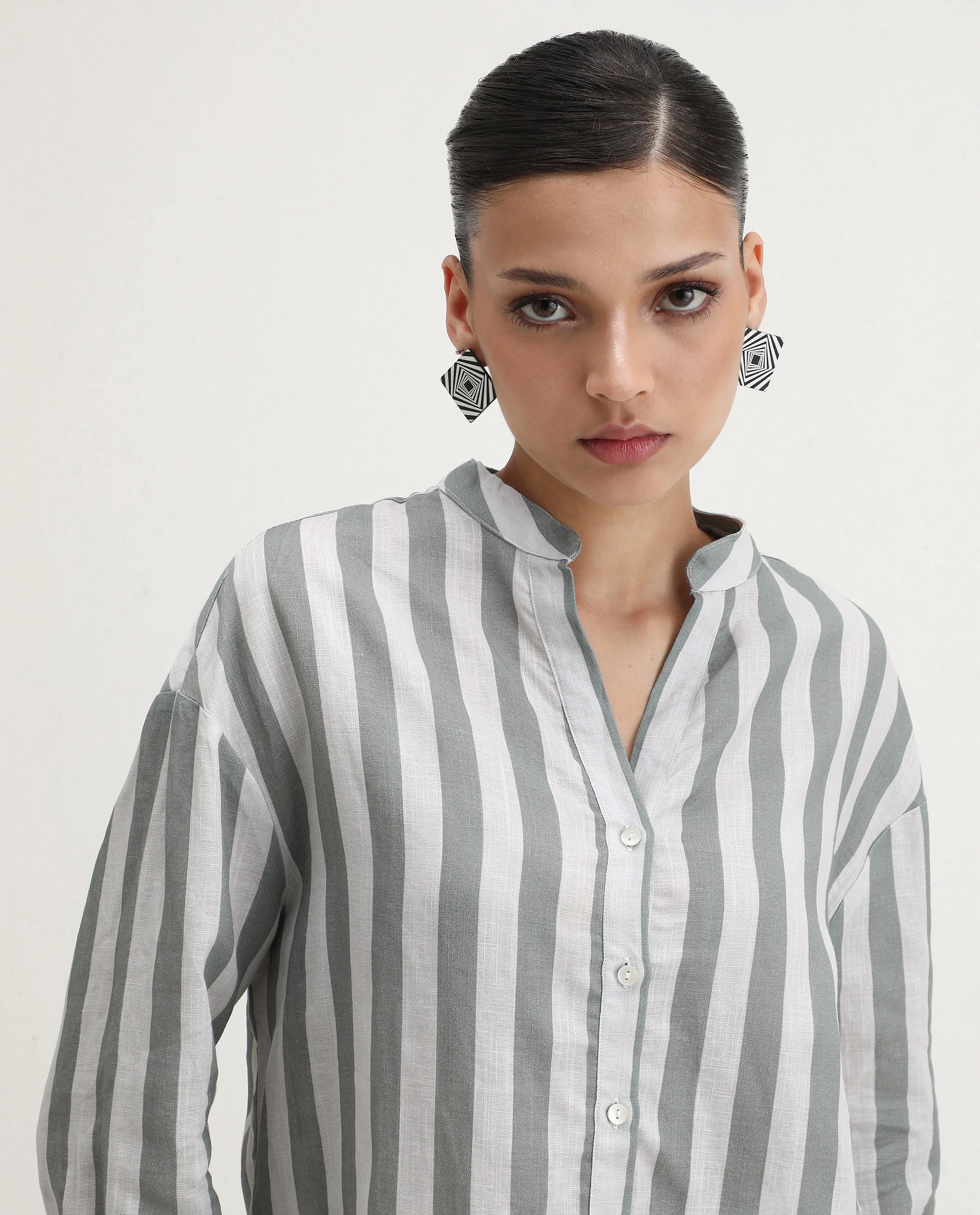 Rareism Women's Kyuzo Off White Linen Spread Collar Striped Cuffed Sleeve Regular Fit Shirt - Image 4