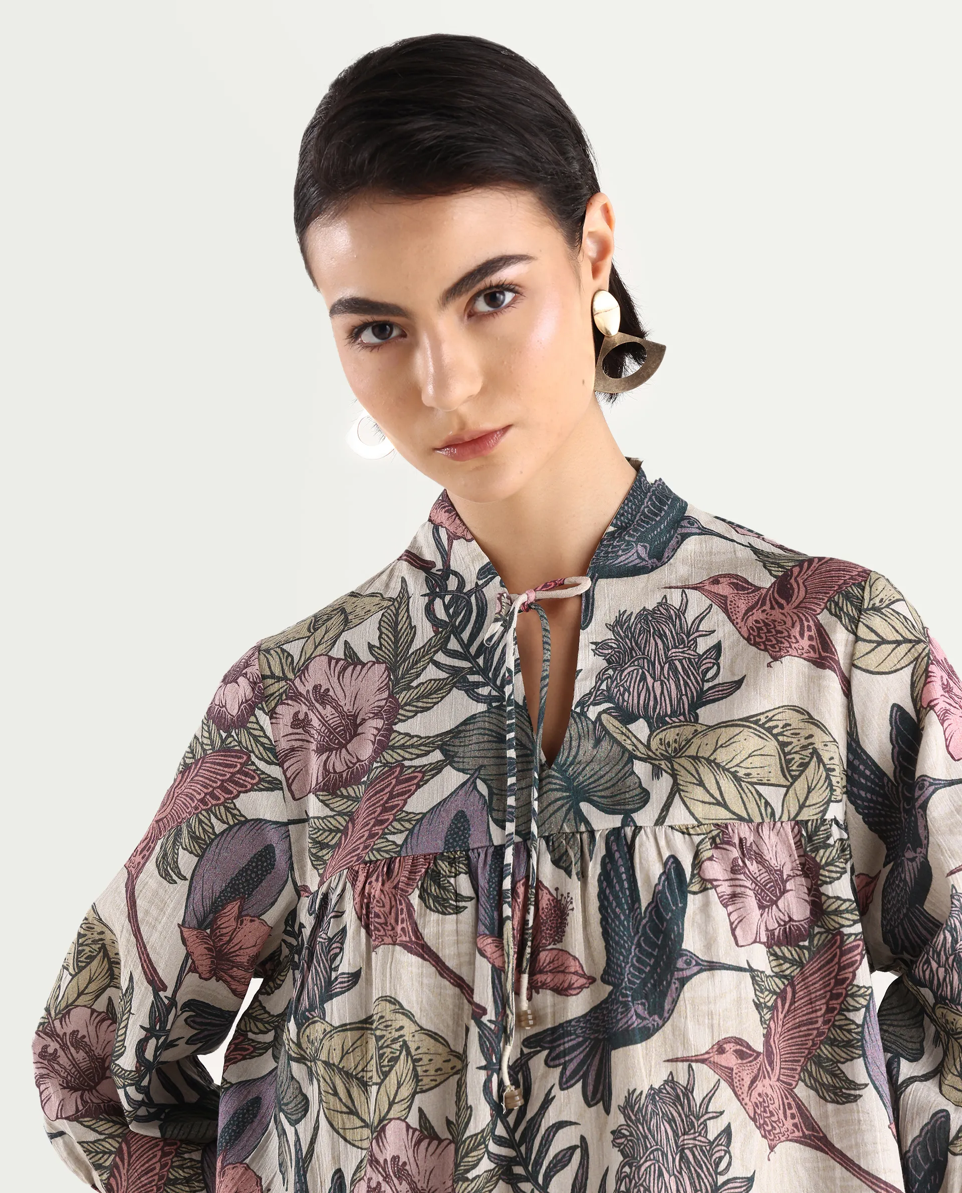 Rareism Women's Marlia Multi Cotton Blend V-Neck Tropical Print Balloon Sleeve Regular Fit Top - Image 4