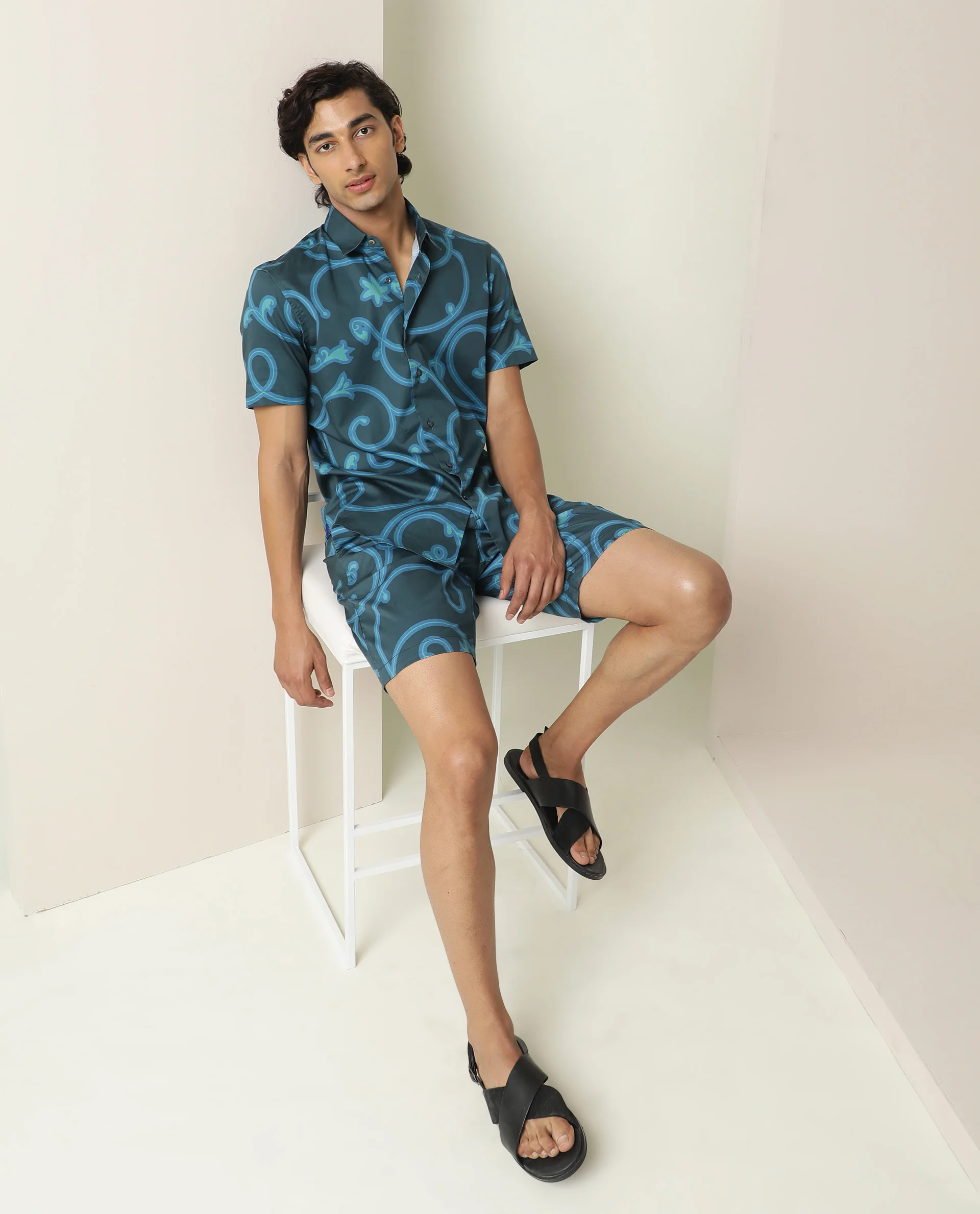 Rare Rabbit Men's Monlet Petrol Cotton Abstract Print Regular Fit Shorts - Image 5