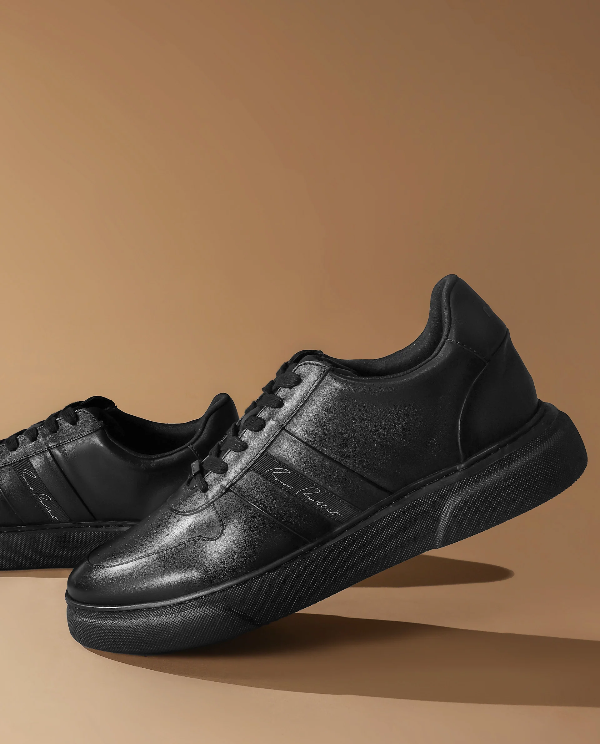 Rare Rabbit Mens Polaris Black Round Toe Low Top Lace-Up Sneaker Shoes - Image 2