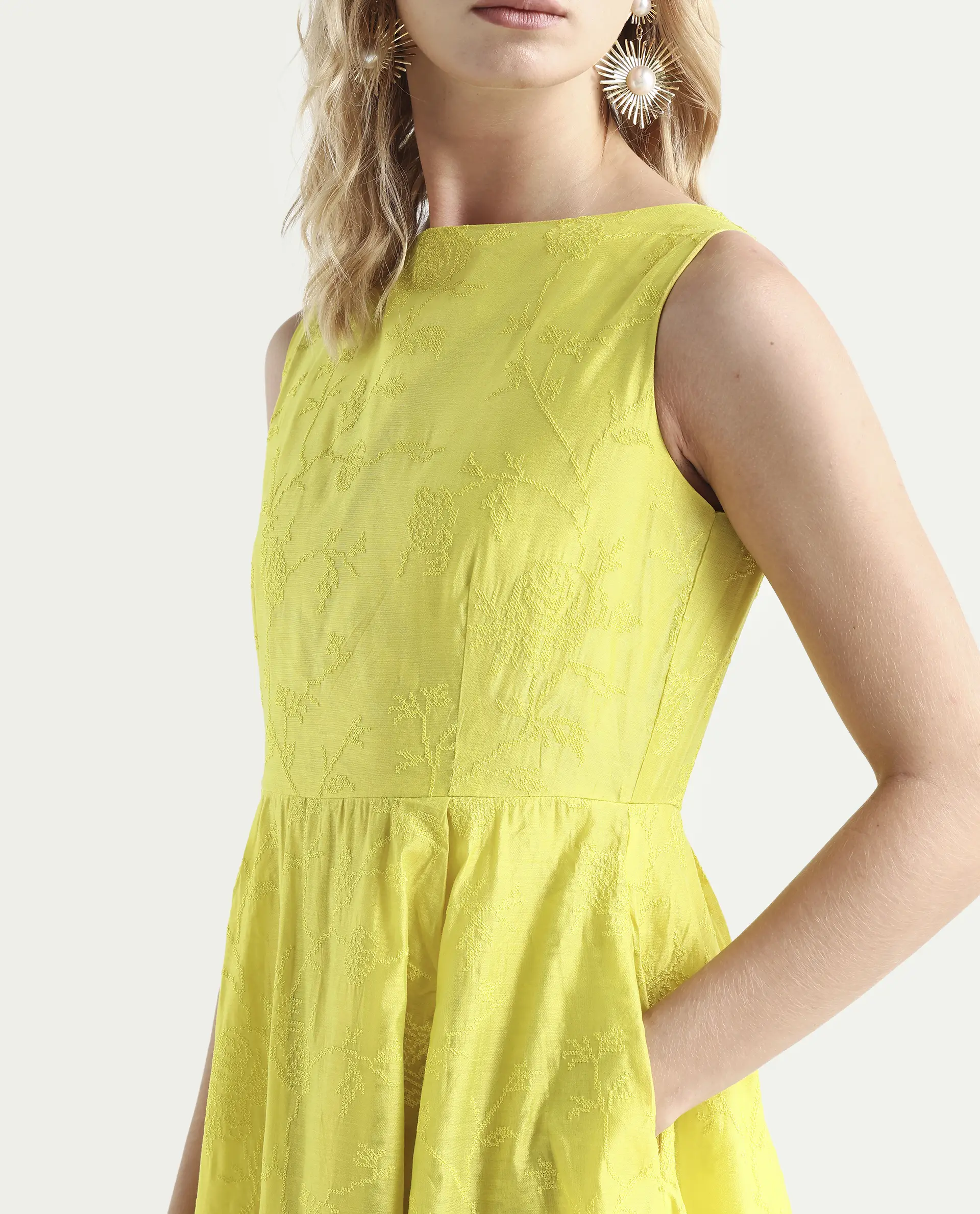 Rareism Women's Prero Green Viscose Blend Boat Neck Plain Sleeveless Midi A-Line Dress - Image 4