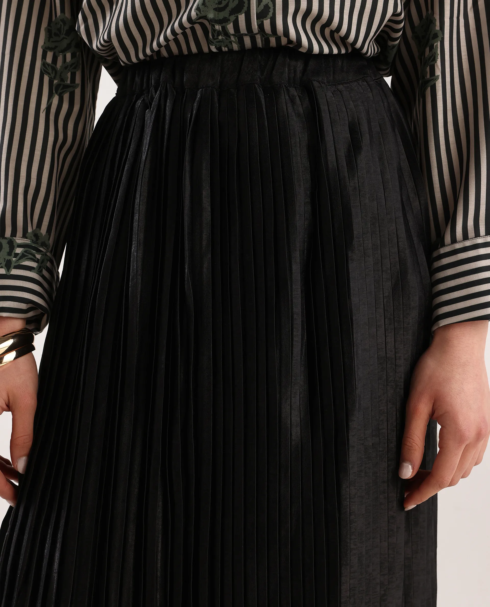 Rareism Women's Rochrille Black Polyester Blend Plain Midi Flared Skirt - Image 4