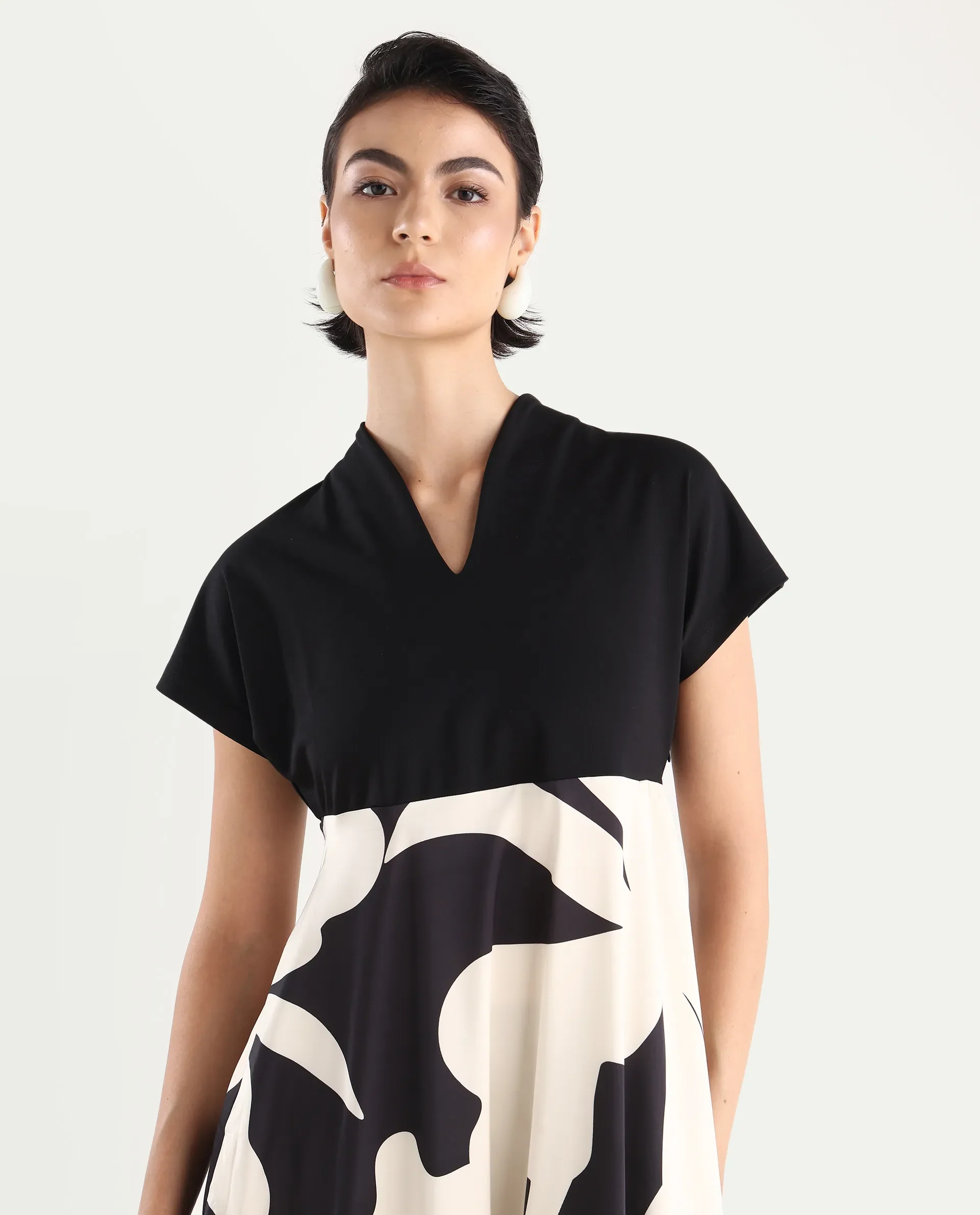 Rareism Women's Sopp White Polyester V-Neck Abstract Print Extended Sleeves Midi Fit And Flare Dress - Image 3
