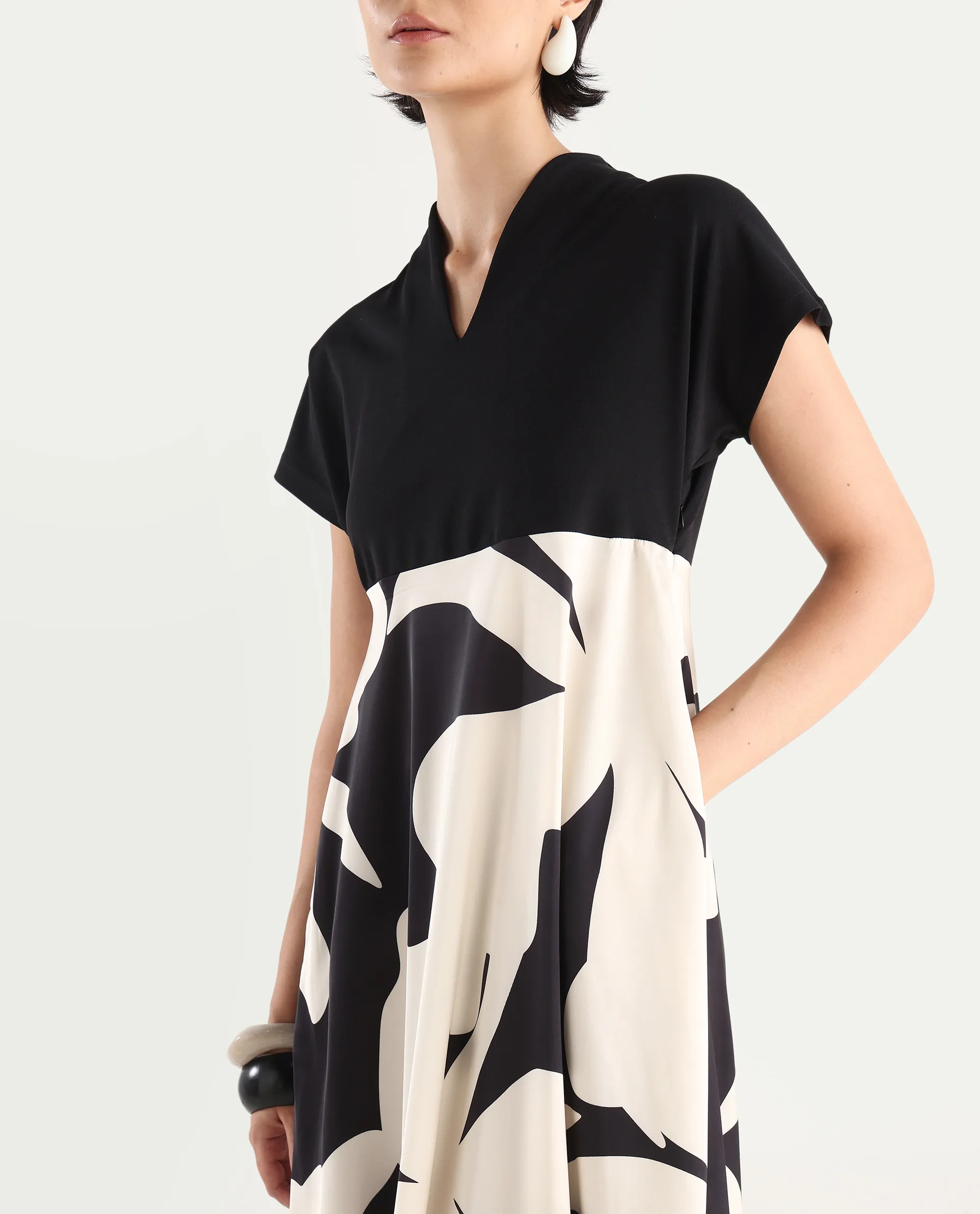 Rareism Women's Sopp White Polyester V-Neck Abstract Print Extended Sleeves Midi Fit And Flare Dress - Image 5