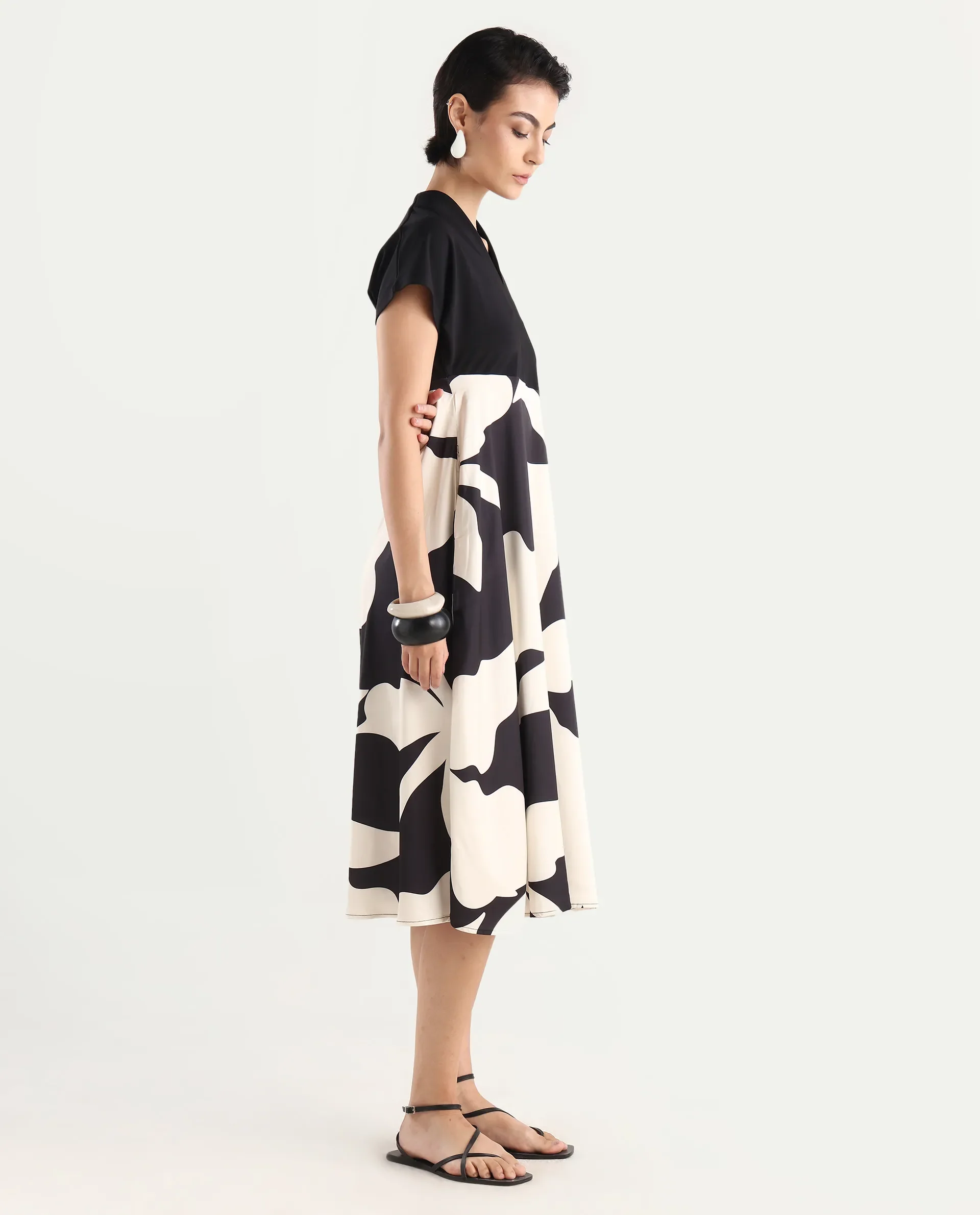 Rareism Women's Sopp White Polyester V-Neck Abstract Print Extended Sleeves Midi Fit And Flare Dress - Image 7