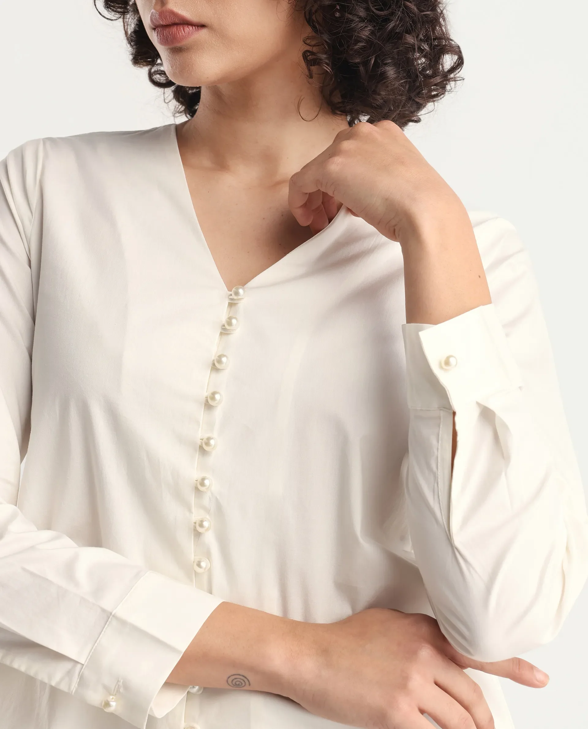 Rareism Women's Starbs Off White Cotton V-Neck Plain Cuffed Sleeve Regular Fit Top - Image 3