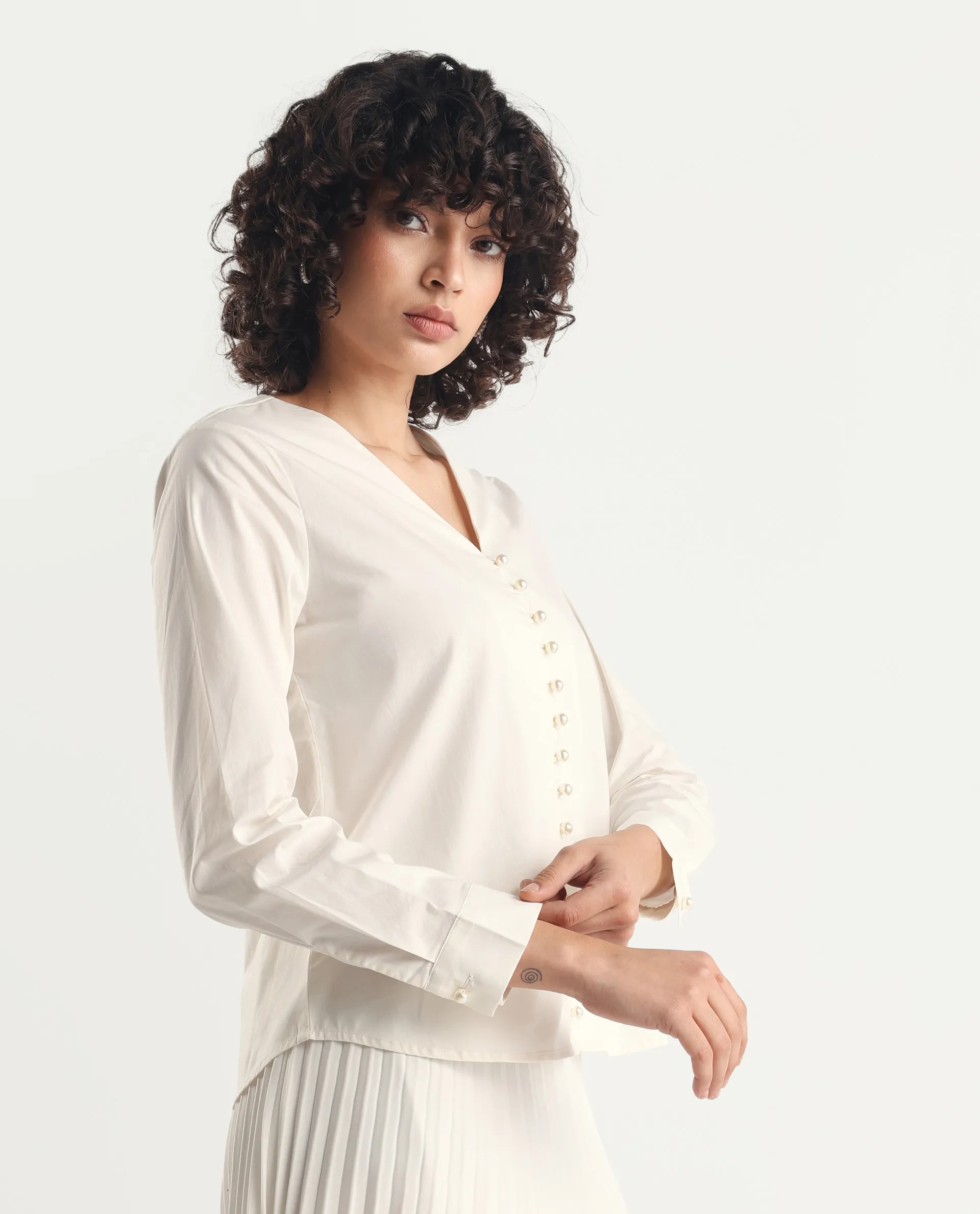Rareism Women's Starbs Off White Cotton V-Neck Plain Cuffed Sleeve Regular Fit Top - Image 5