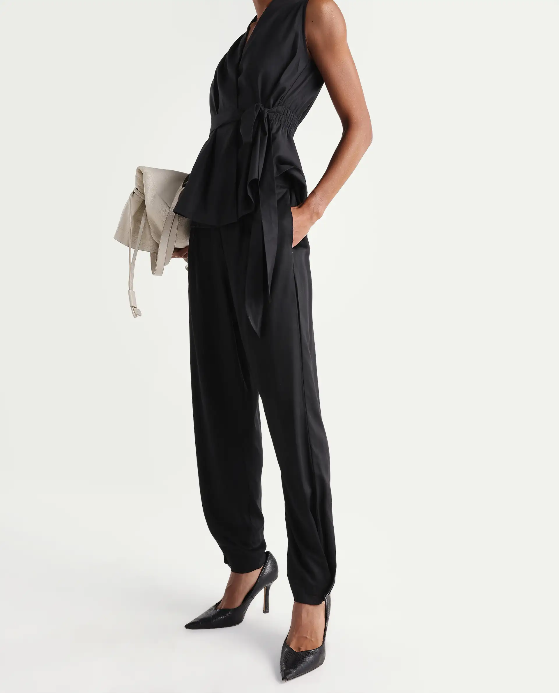 Rareism Women's Tuno Black Linen Blend Carrot Plain Trouser - Image 2