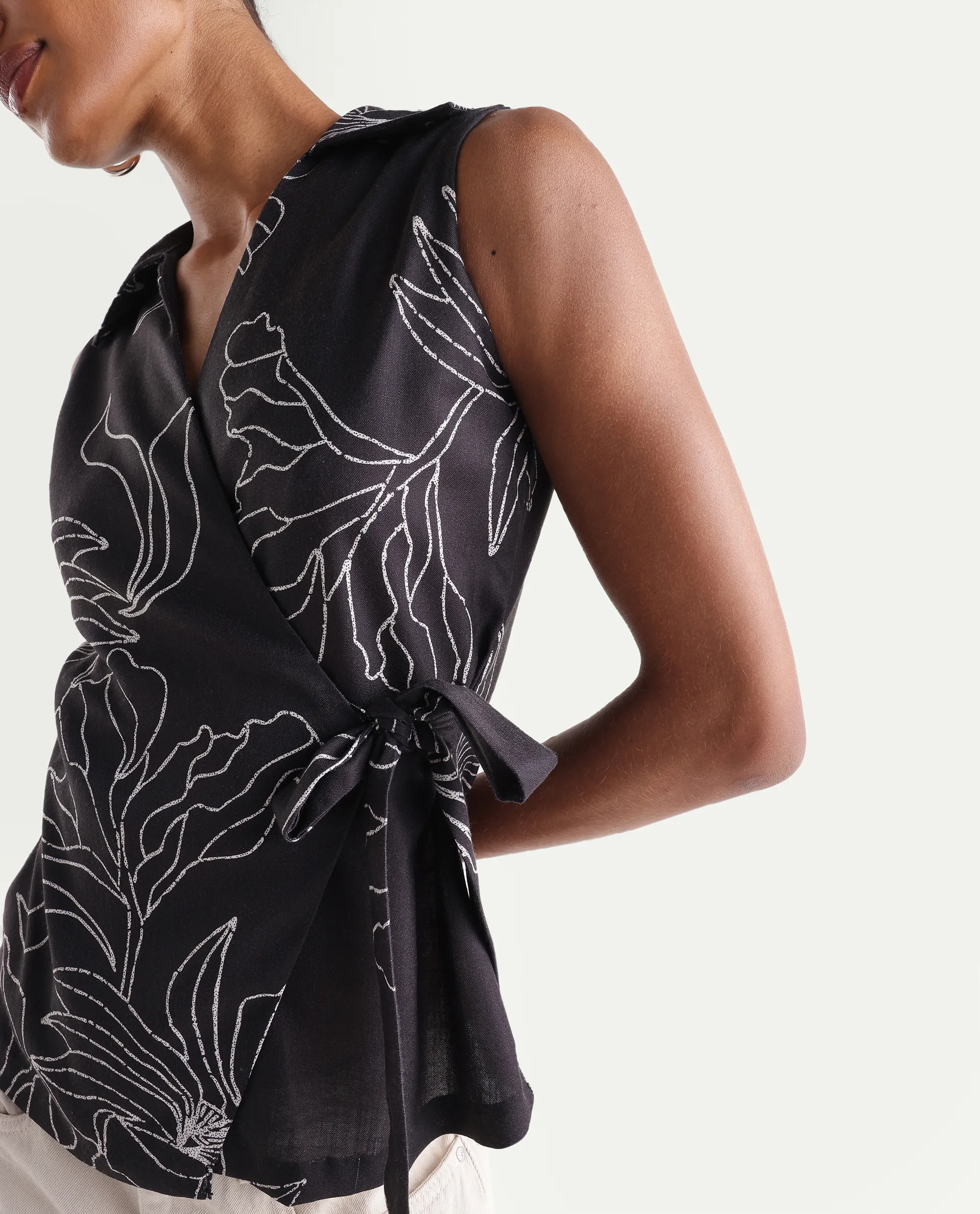 Rareism Women's Vanfu Black Polyester Sleeveless Regular Fit Floral Print Top - Image 4