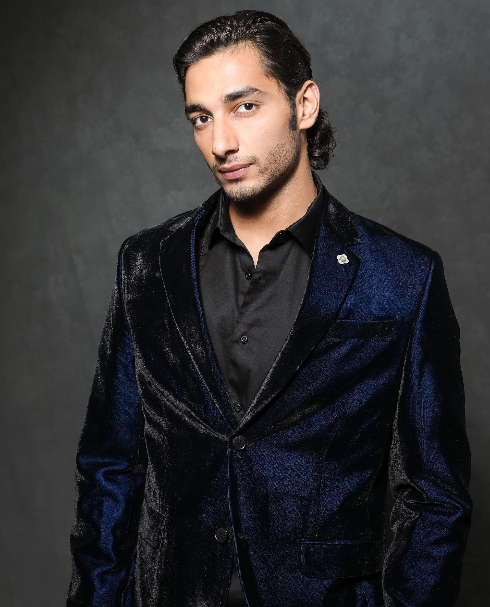 Rare Rabbit Men's Velter Dark Blue Velvet Plain Tailored Fit Full Sleeve Lapel Neck Blazer - Image 2