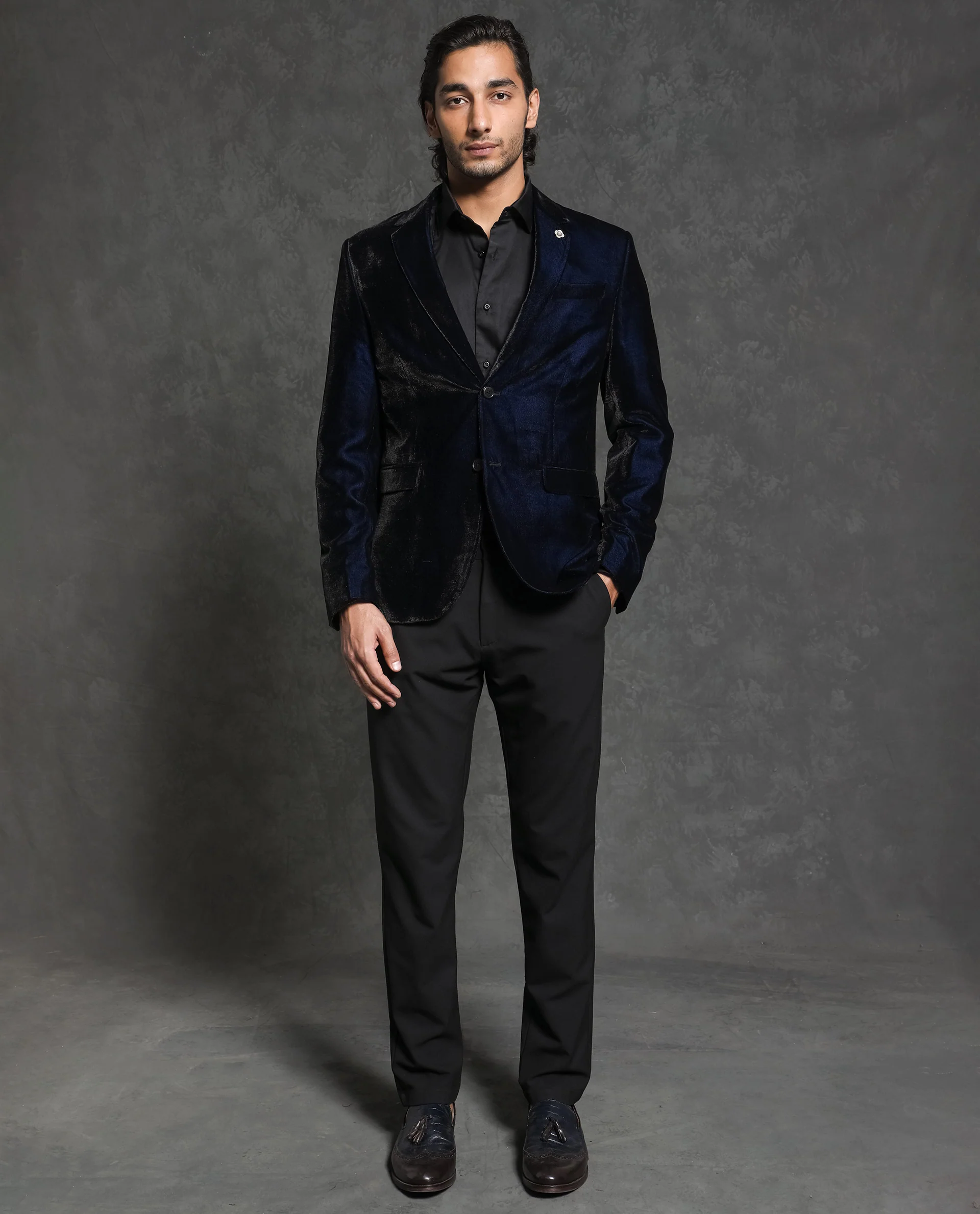 Rare Rabbit Men's Velter Dark Blue Velvet Plain Tailored Fit Full Sleeve Lapel Neck Blazer - Image 3