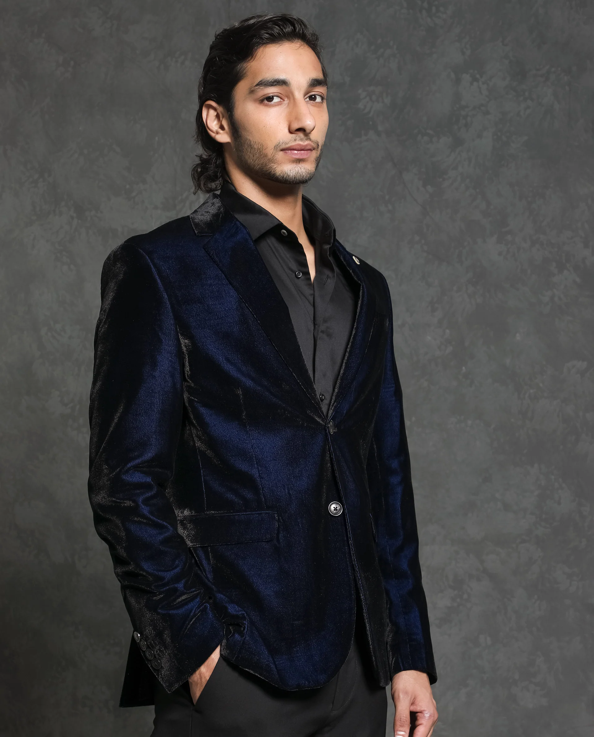 Rare Rabbit Men's Velter Dark Blue Velvet Plain Tailored Fit Full Sleeve Lapel Neck Blazer - Image 4