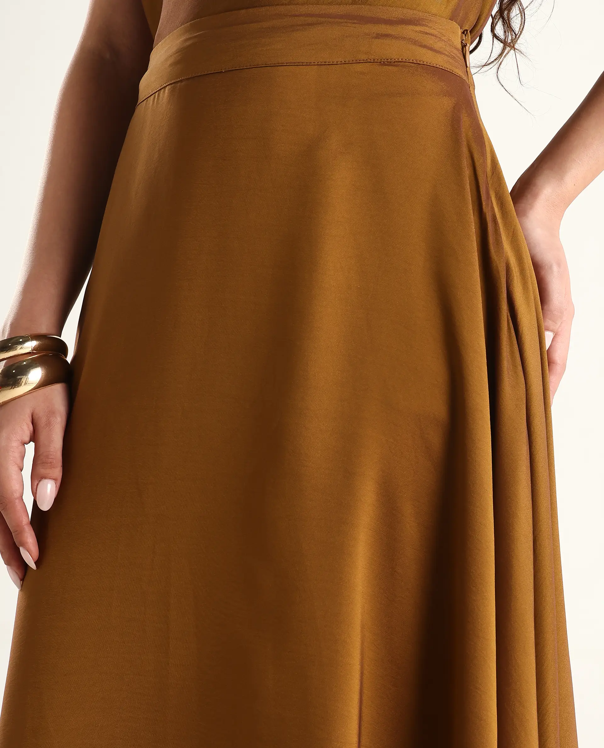 Rareism Women's Yesmar Metallic Gold Polyester Plain Maxi Flared Skirt - Image 3